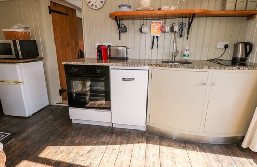 Haslemere Cabaña | WOODMANCOTE LODGE, admite mascotas en Linchmere, Ref 916403
