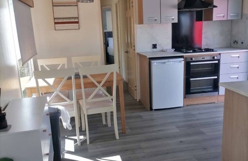 St Leonards-On-Sea Apartamento | Woodmans - 3 bedrooms with decking sleeps 4