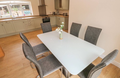 Miskin Cabaña | WOODPECKER BARN, pet friendly, character holiday cottage in Pontyclun