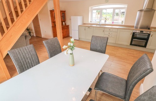 Miskin Cabaña | WOODPECKER BARN, pet friendly, character holiday cottage in Pontyclun