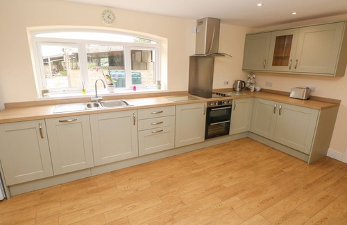 Miskin Cabaña | WOODPECKER BARN, pet friendly, character holiday cottage in Pontyclun