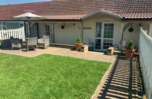 Hartpury Casa | woodpecker cottage at frog trotters cottages