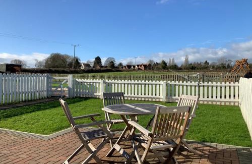 Hartpury Casa | woodpecker cottage at frog trotters cottages