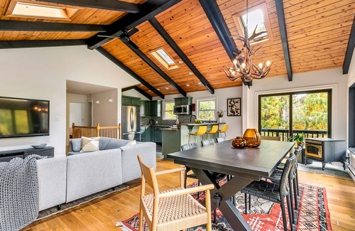 Jewett Cabina | Woodpecker House - One of Vrbo’s 2025 Vacation Rental of the Year