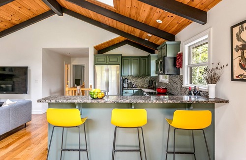 Jewett Cabina | Woodpecker House - One of Vrbo’s 2025 Vacation Rental of the Year