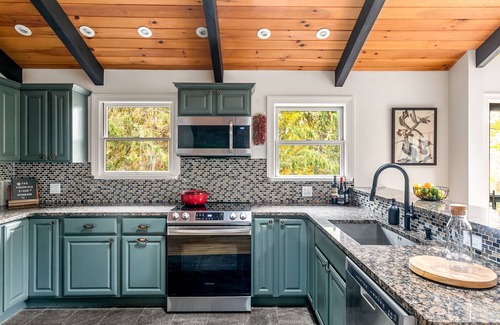 Jewett Cabina | Woodpecker House - One of Vrbo’s 2025 Vacation Rental of the Year