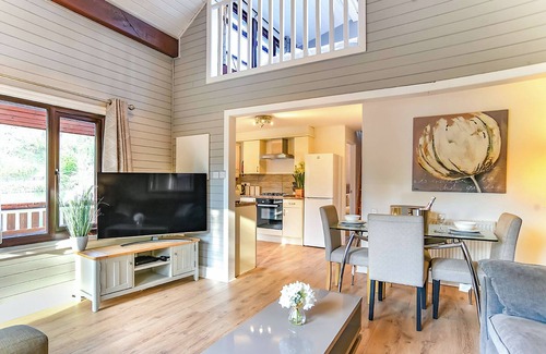 Caerwys Chalet De Esquí | Woodpecker Lakeside Lodge