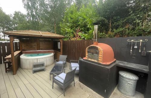 Tattershall Casa | Woodpecker Log Cabin with hot tub, pizza oven bbq entertainment area, lakeside with private fishing peg situated at Tattershall Lakes