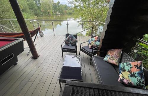 Tattershall Casa | Woodpecker Log Cabin with hot tub, pizza oven bbq entertainment area, lakeside with private fishing peg situated at Tattershall Lakes