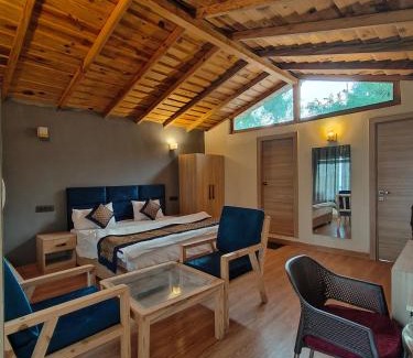 Mukteshwar Hotel | Woodpecker's nest by lake & woods