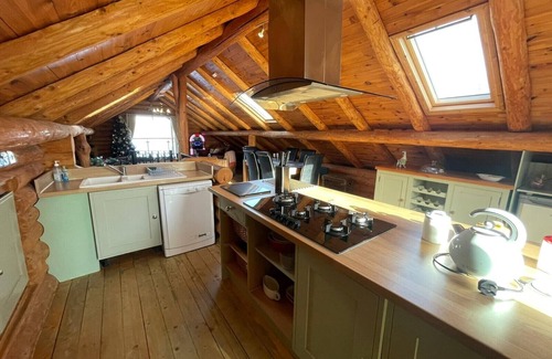Tattershall Cabina | Woodpecker two storey log cabin with a pizza oven,bbq,hot tub, pool table, fishing peg@tattershall