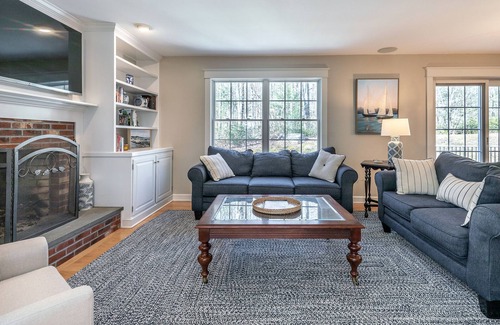 Goshen Casa | Woodridge Lake Classic Colonial 5 BR Lake House.