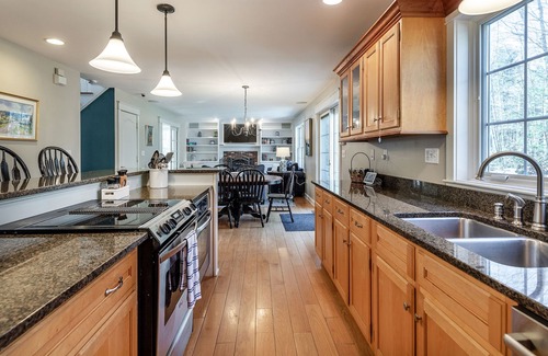 Goshen Casa | Woodridge Lake Classic Colonial 5 BR Lake House.
