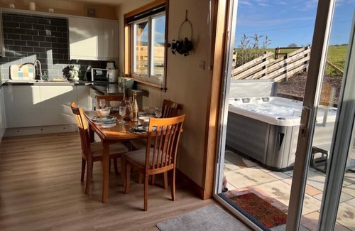 Dumfries Cabaña | Woodrow cottage with 6 seater private hottub