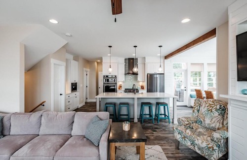 Nelscott Casa | Woods and Waves