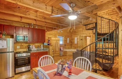 Warm Springs Cabina | Woodscape Cabins "Wolf" - End Cabin of Triplex