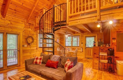 Warm Springs Cabina | Woodscape Cabins "Wolf" - End Cabin of Triplex