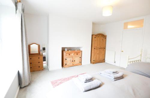 Westleigh Apartamento | Woodside Ash hot tub & pool (sleeps 4-6)