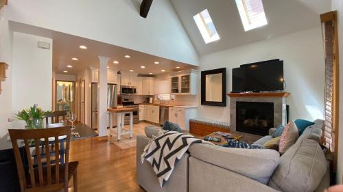 North Park City Casa | Woodside Getaway by AvantStay Character Home Close To Park City Resort w Hot Tub