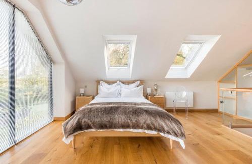 Cleeve Casa | Woodside Lodge, surrounded by woodland and beautiful gardens