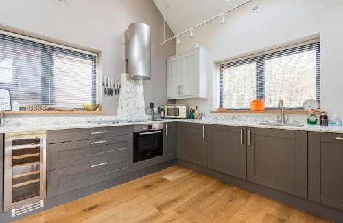 Cleeve Casa | Woodside Lodge, surrounded by woodland and beautiful gardens