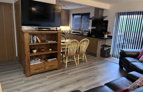 Dumfries Cabina | Woodside Lodge with Private Hot Tub!