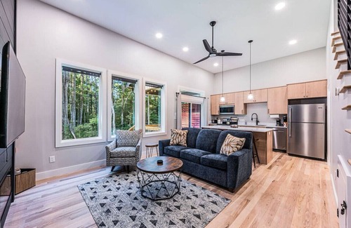 Scottsville Casa | Woodside Retreat-A: Modern Home