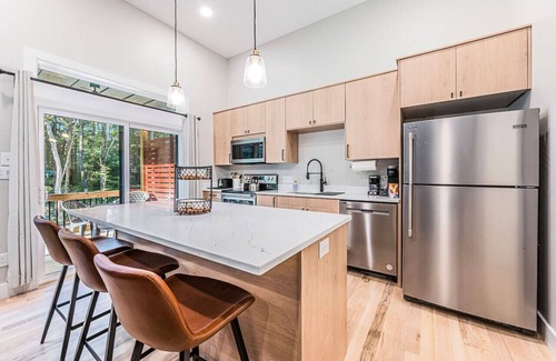 Scottsville Casa | Woodside Retreat-A: Modern Home