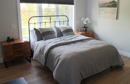 Lakeshore Casa | Woodslee Bed and Breakfast