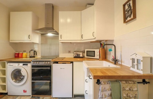 Cannock Cabaña | WOODSTOCK LODGE, pet friendly, with a garden in Hednesford