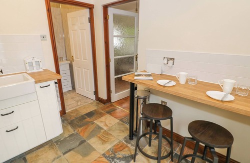 Cannock Cabaña | WOODSTOCK LODGE, pet friendly, with a garden in Hednesford