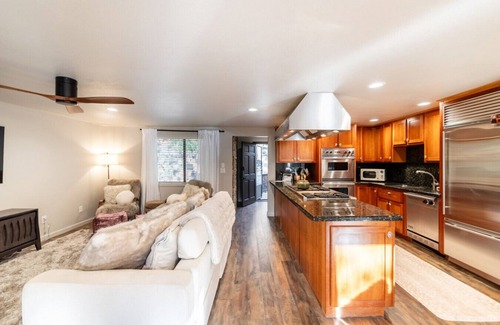 Munds Park Cabina | Woodsy 4BR Retreat w/ Hot Tub | Near Trails