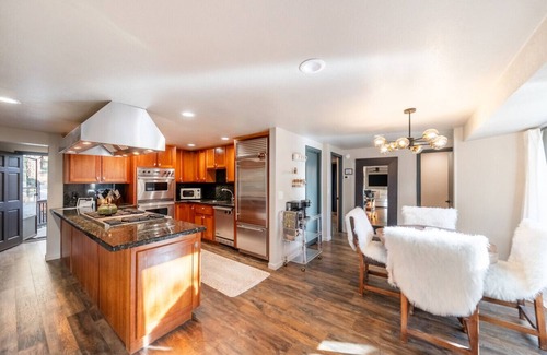 Munds Park Cabina | Woodsy 4BR Retreat w/ Hot Tub | Near Trails