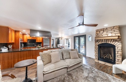 Munds Park Cabina | Woodsy 4BR Retreat w/ Hot Tub | Near Trails