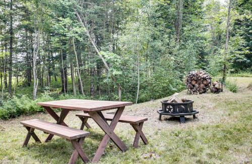 Pelkie Apartamento | Woodsy and Charming! Tiny Cottage with Yard in Pelkie
