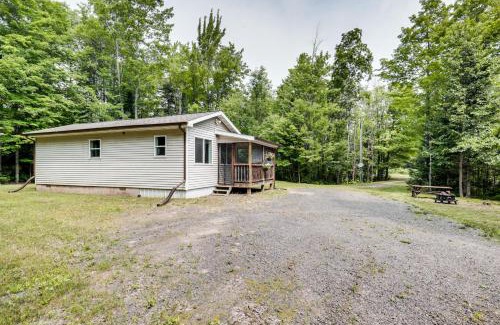 Pelkie Apartamento | Woodsy and Charming! Tiny Cottage with Yard in Pelkie