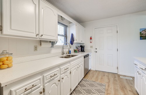 Bella Vista Cabaña | Woodsy Bella Vista Vacation Rental w/ Game Room!