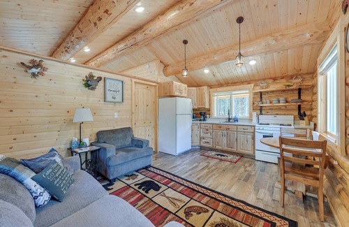 Soldotna Cabina | Woodsy Cabin Near Kenai River: Great for Anglers!