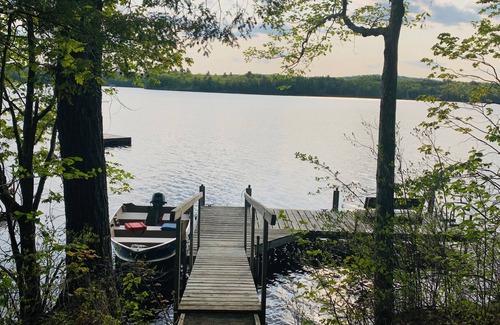Bridgton Cabina | Woodsy Highland Lake Cabin, Water access, Near Naples, Skiing and Golf