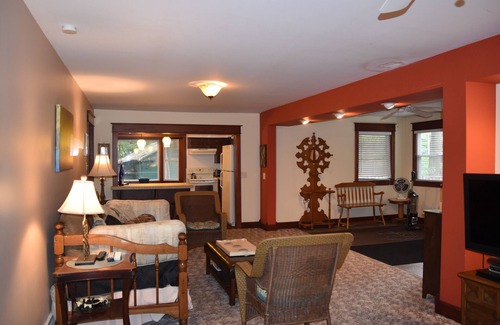 Norton Shores Cabaña | Woodsy Lake House @ Lake Michigan **** Diversión a mitad de semana 8 / 26-29 $ 550 por 4 o menos