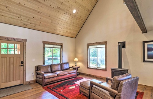 Bigfork Cabina | Woodsy 'Lakeview' Cabin w/ Fire Pit & Balcony