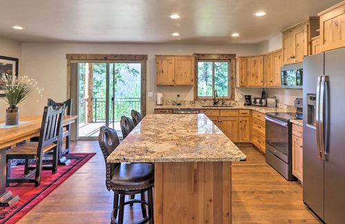 Bigfork Cabina | Woodsy 'Lakeview' Cabin w/ Fire Pit & Balcony