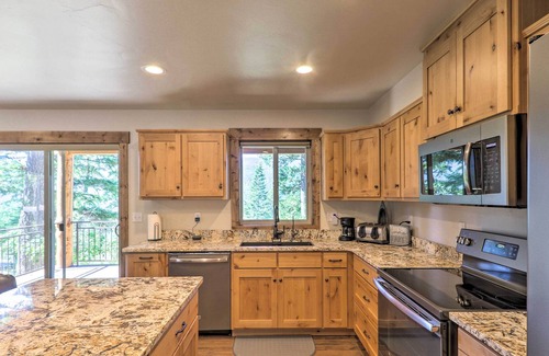 Bigfork Cabina | Woodsy 'Lakeview' Cabin w/ Fire Pit & Balcony