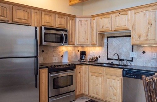 Stanley Hills Condominio | Woodsy, lodge-style condo with stellar views of the Rockies!