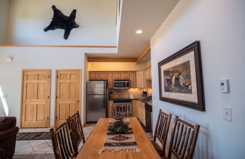 Stanley Hills Condominio | Woodsy, lodge-style condo with stellar views of the Rockies!