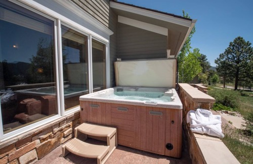 Stanley Hills Condominio | Woodsy, lodge-style condo with stellar views of the Rockies!