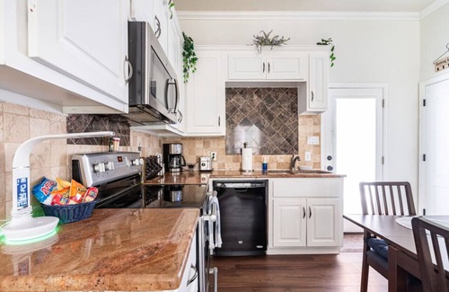 Manchaca Casa | Woodsy Retreat Private 2BD/1BA Covered Parking