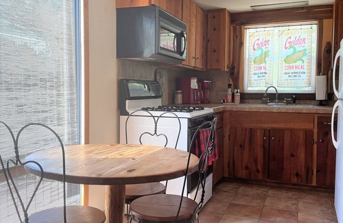 Sedan Cabina | Woodsy rural cabin on the Middle Caney River.