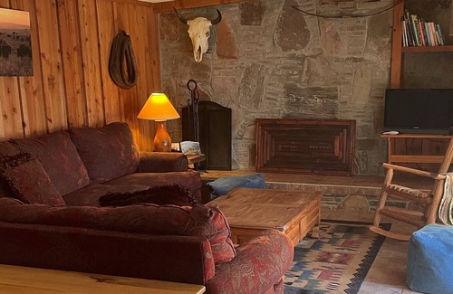Sedan Cabina | Woodsy rural cabin on the Middle Caney River.