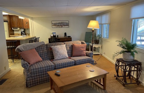 Upper Peninsula Michigan Casa | Woodsy spacious retreat close to Golfing & Mqt Mountain!